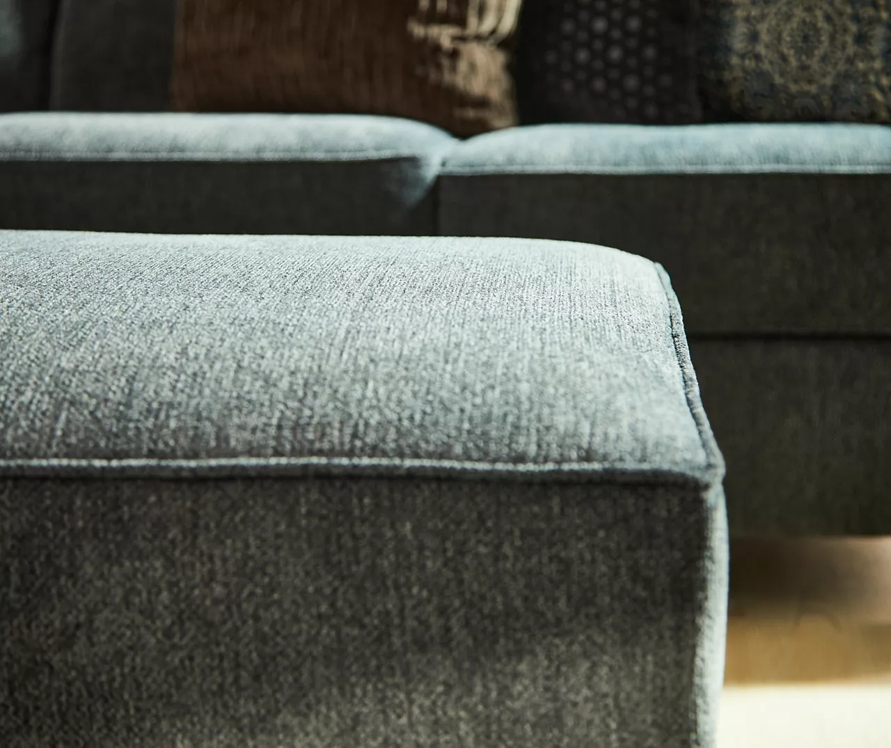 Broyhill Tripoli Slate Sectional & Ottoman Set 6 Broyhill Tripoli Slate Sectional & Ottoman Set - Image 6